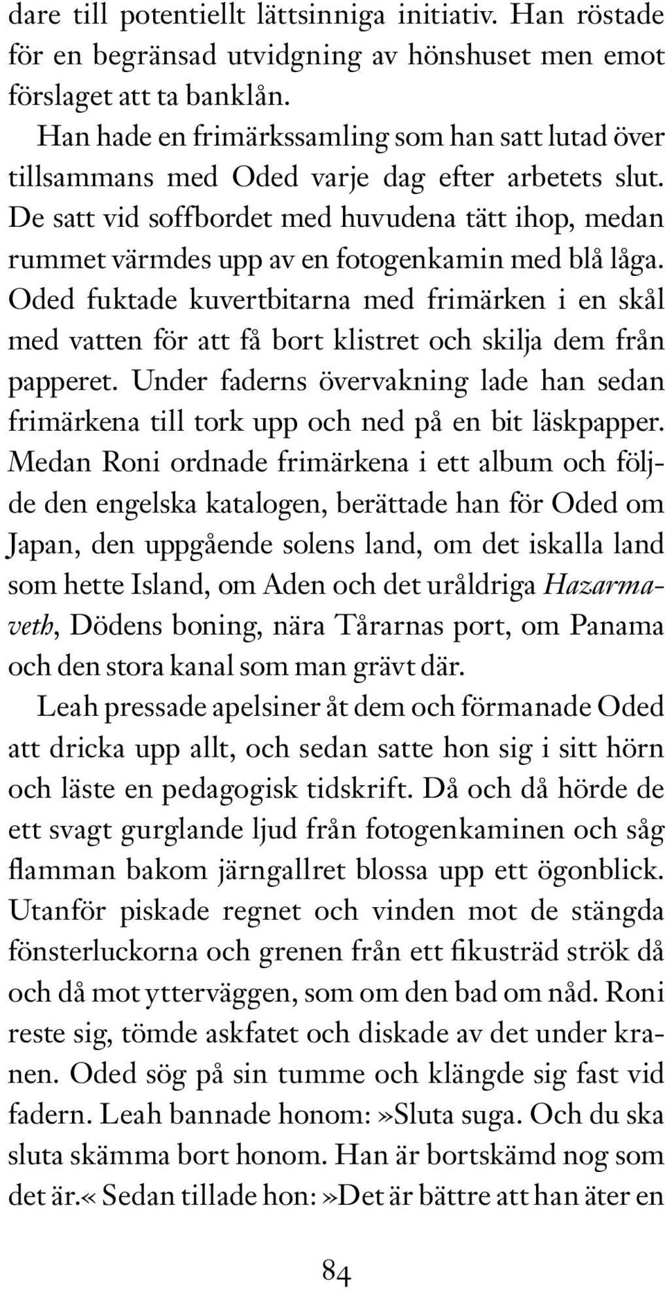 De satt vid soffbordet med huvudena tätt ihop, medan rummet värmdes upp av en fotogenkamin med blå låga.