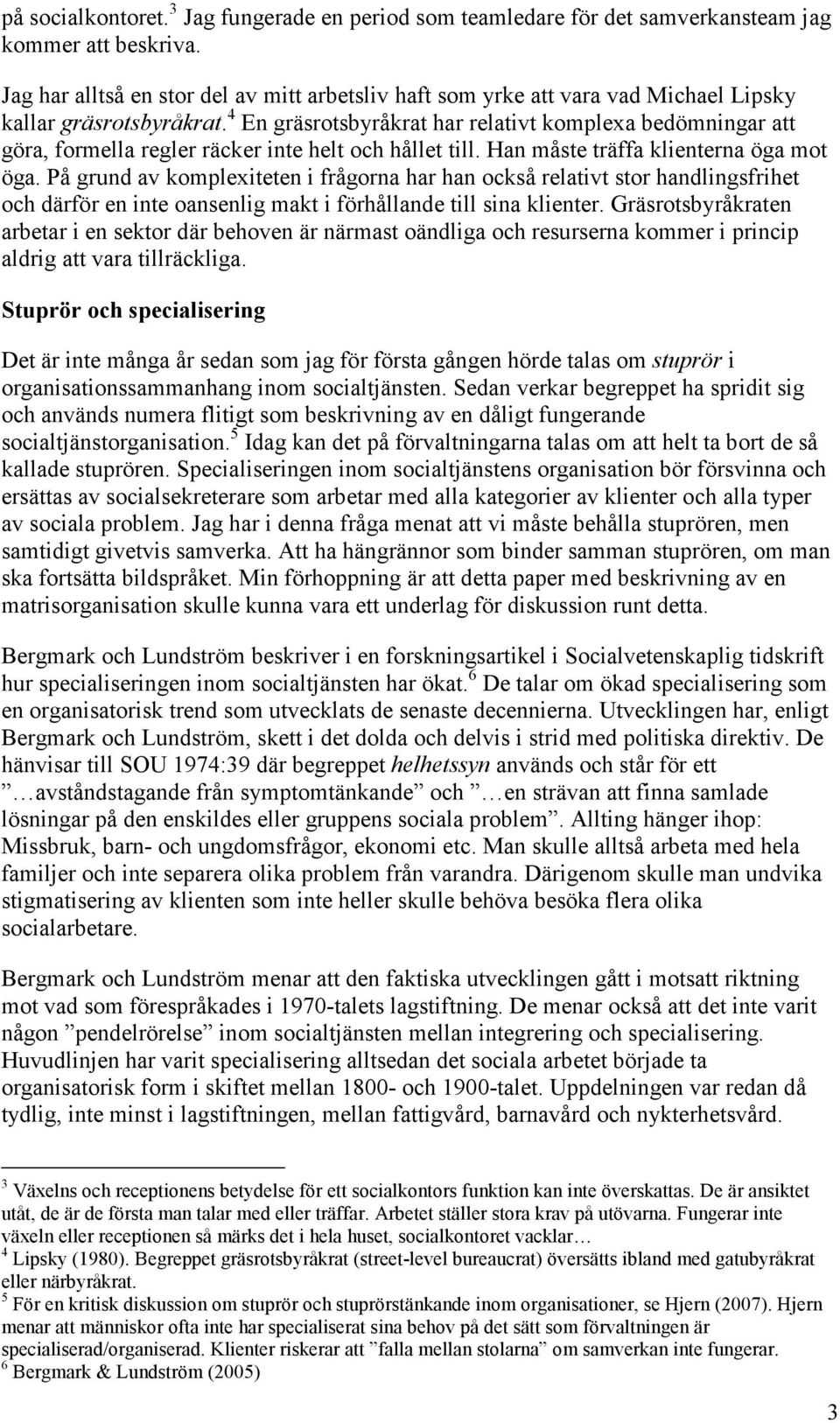 4 En gräsrotsbyråkrat har relativt komplexa bedömningar att göra, formella regler räcker inte helt och hållet till. Han måste träffa klienterna öga mot öga.