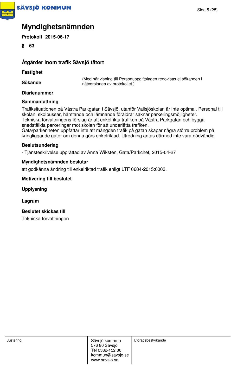 Tekniska förvaltningens förslag är att enkelrikta trafiken på Västra Parkgatan och bygga snedställda parkeringar mot skolan för att underlätta trafiken.