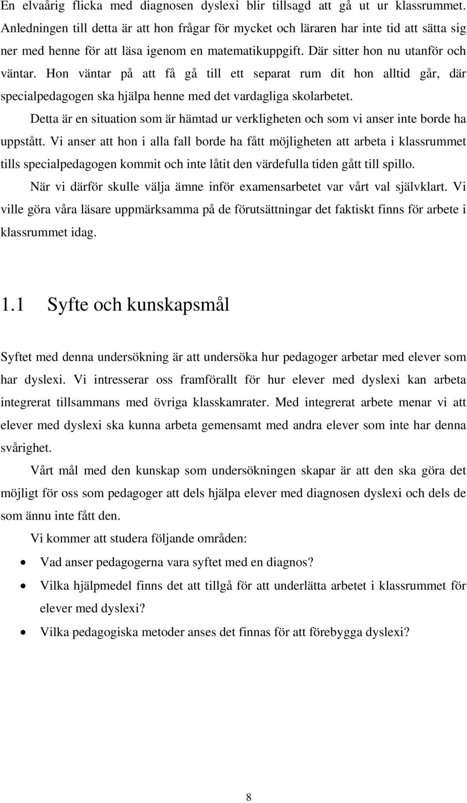 Hon väntar på att få gå till ett separat rum dit hon alltid går, där specialpedagogen ska hjälpa henne med det vardagliga skolarbetet.