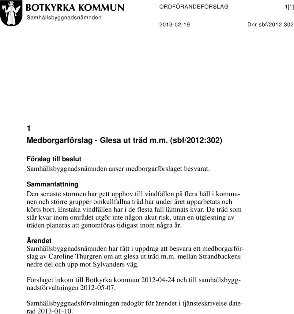 Enstaka vindfällen har i de flesta fall lämnats kvar. De träd som står kvar inom området utgör inte någon akut risk, utan en utglesning av träden planeras att genomföras tidigast inom några år.