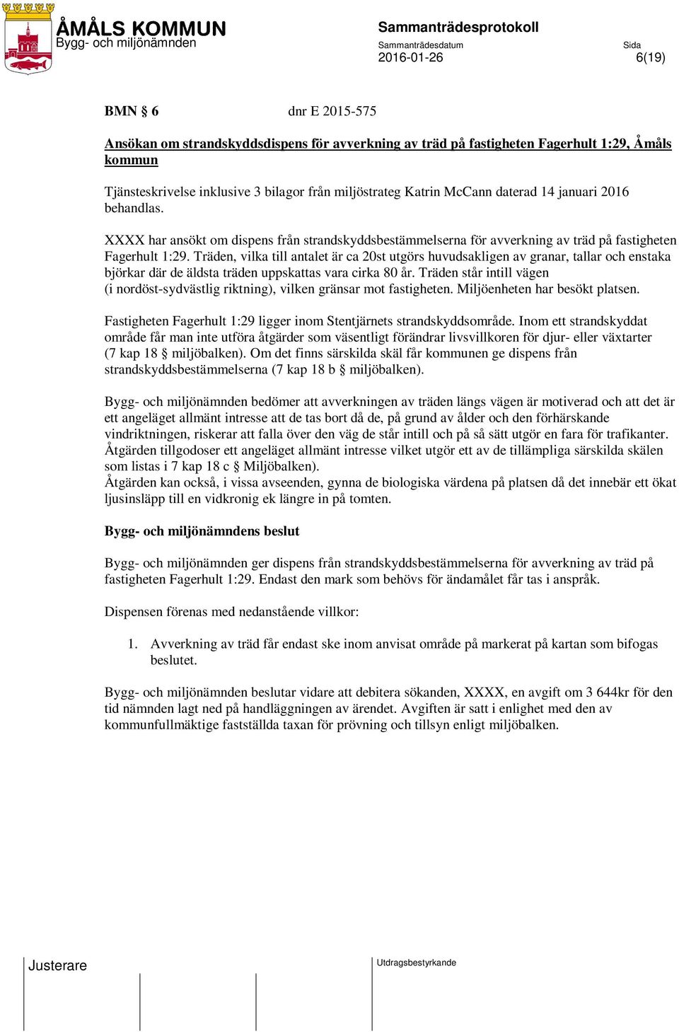 Träden, vilka till antalet är ca 20st utgörs huvudsakligen av granar, tallar och enstaka björkar där de äldsta träden uppskattas vara cirka 80 år.