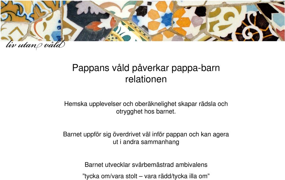 Barnet uppför sig överdrivet väl inför pappan och kan agera ut i andra