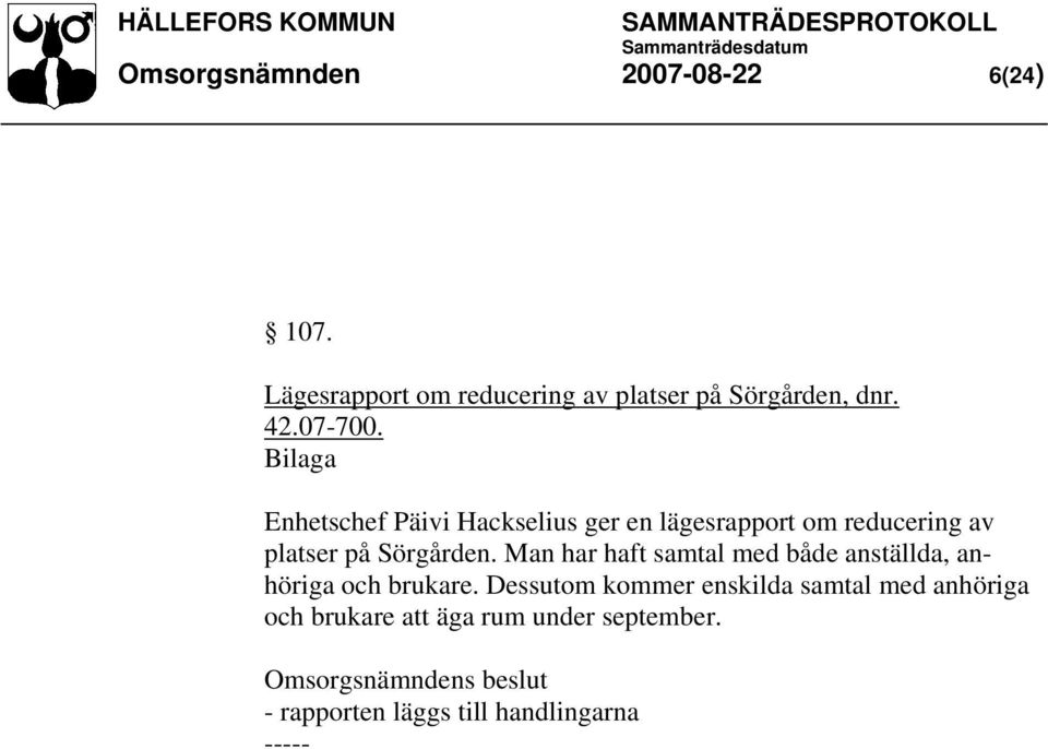 Enhetschef Päivi Hackselius ger en lägesrapport om reducering av platser på Sörgården.