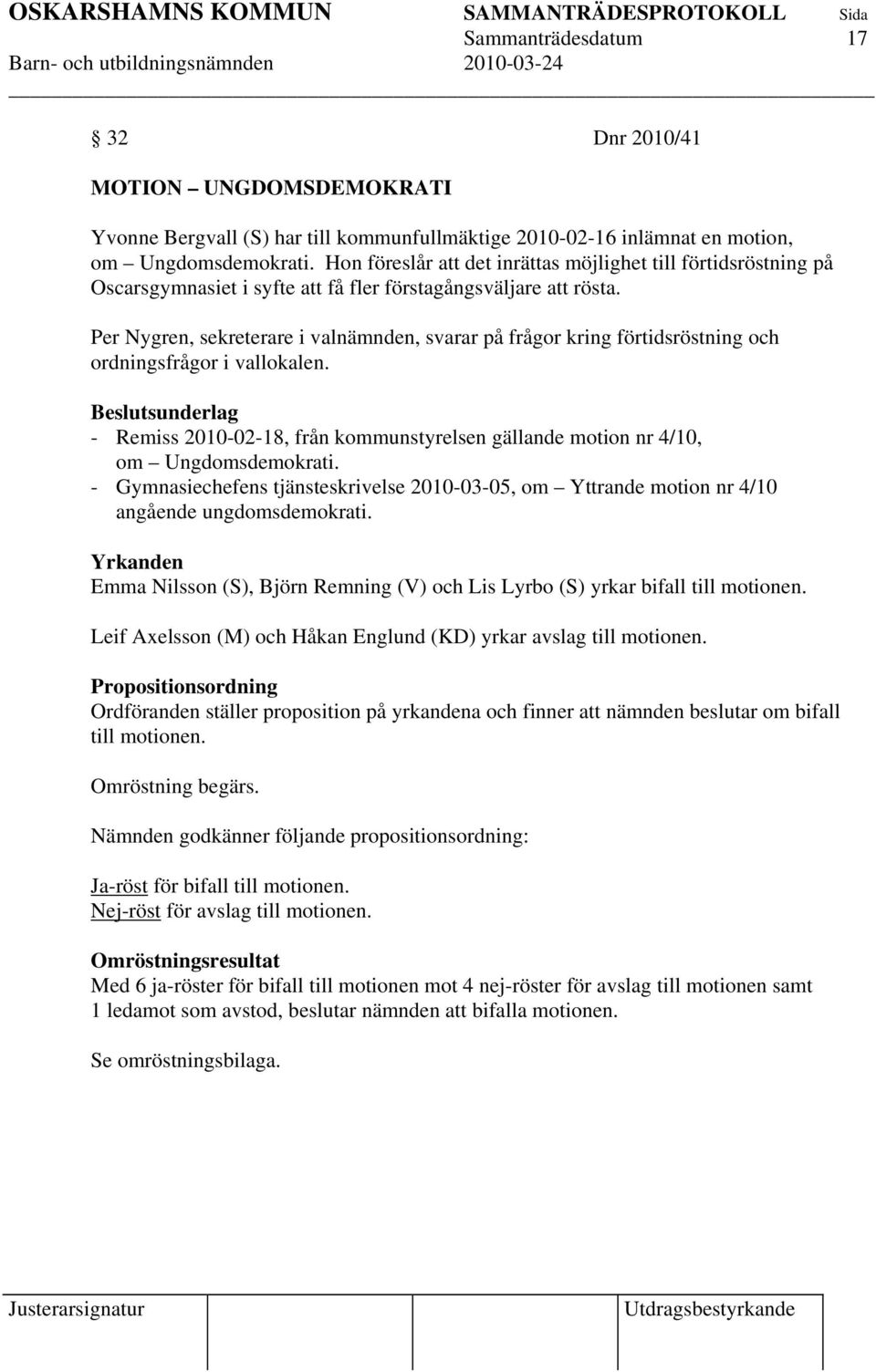 Per Nygren, sekreterare i valnämnden, svarar på frågor kring förtidsröstning och ordningsfrågor i vallokalen.