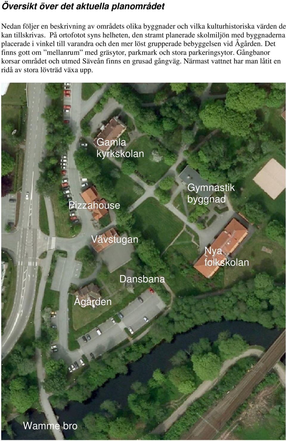 Ågården. Det finns gott om mellanrum med gräsytor, parkmark och stora parkeringsytor. Gångbanor korsar området och utmed Säveån finns en grusad gångväg.