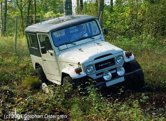 Aktivitet HÖSTEN 2016 OFFRODE En härlig förmiddag i skogen. Åk med på terrängkörning i skogen. Bilarna är nya, gamla, militära eller specialbyggen.