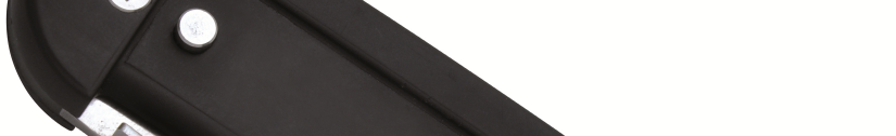 Rescue Säkerhetskniv i matt rostfritt stål med handtag i rostfritt och G10 fiber. Bladet är delvis tandat.