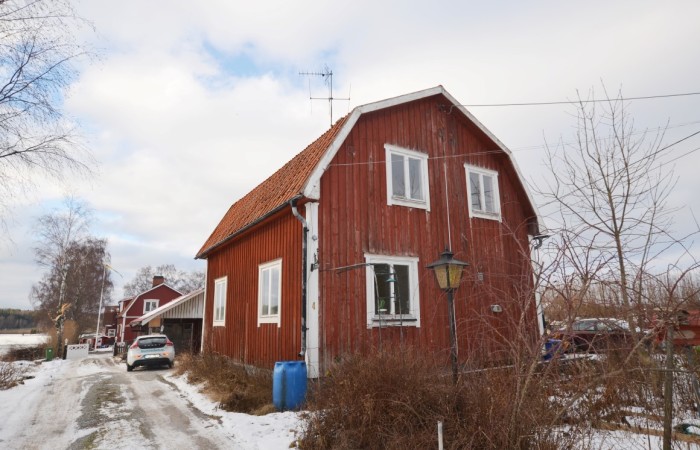 10 min till Bålsta Centrum. Nära till motorvägspåfart E18 mot Stockholm och Enköping.