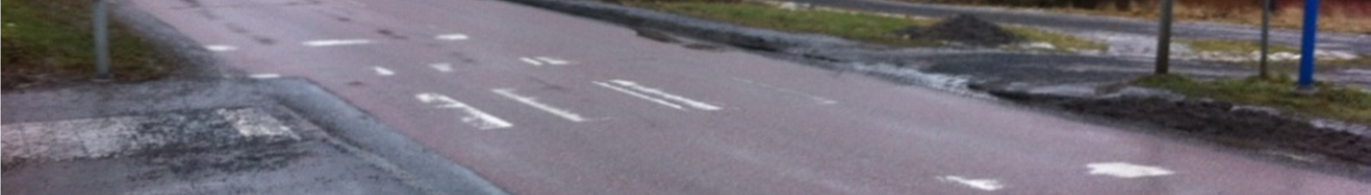 24(43) Bild 7. Övergångsställe över Stockholmsvägen vid Åkerbyvägen. Två rapporter anmärker på farligt signalreglerat övergångsställe över Bergtorpsvägen (P12) nära rondellen till Stora Marknadsvägen.