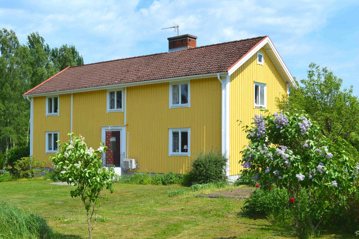 Skogsgård Älmhult 129 ha Välkommen till Skeppshult beläget ca 30 km nordost om Älmhult. Mangårdsbyggnad i 2 plan med 6 rum och kök. Ekonomibyggnader med f.d. ladugård.