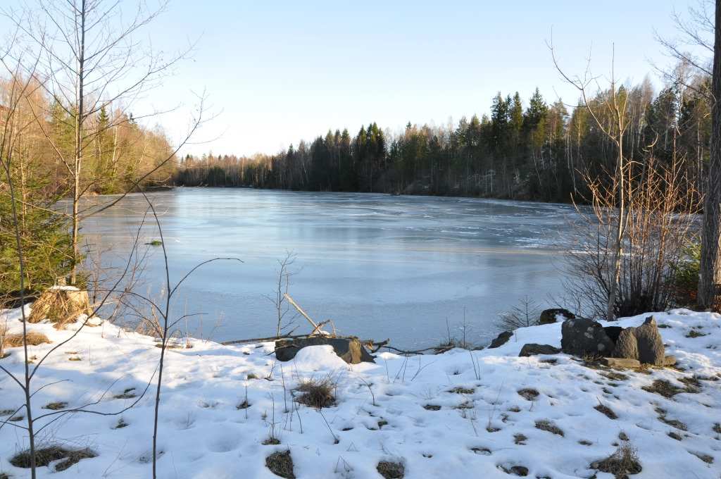 På fastigheten finns en djup sjö (f d stenbrott) omfattande ca 2,5 ha med flodkräftor och fisk.