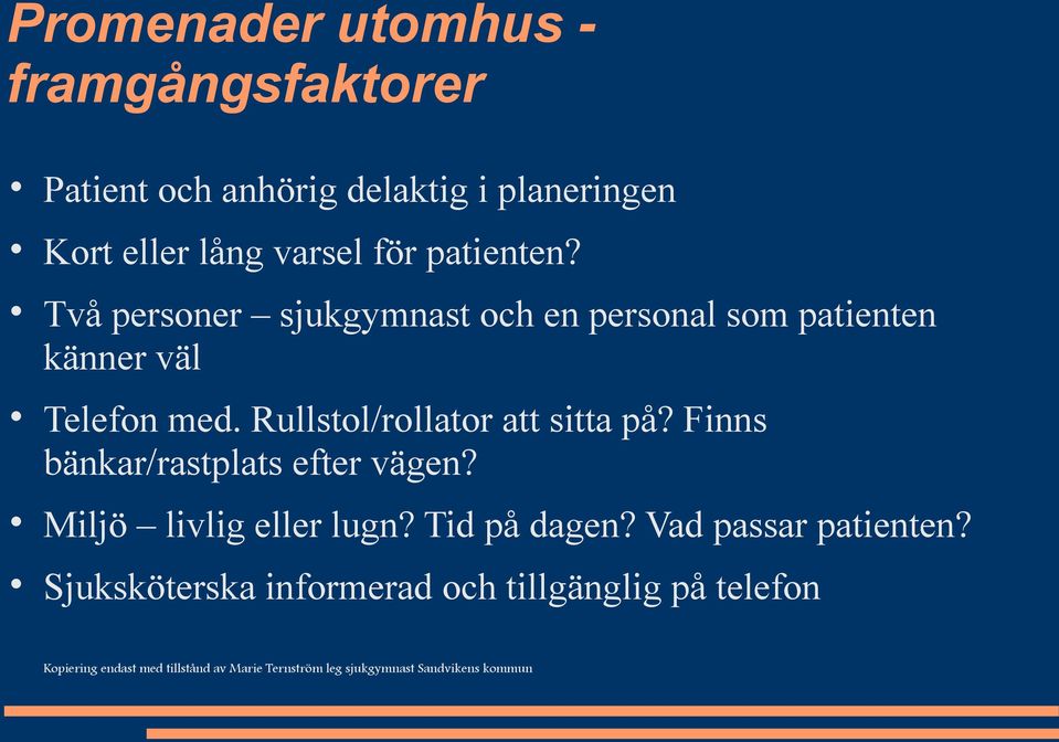 Två personer sjukgymnast och en personal som patienten känner väl Telefon med.