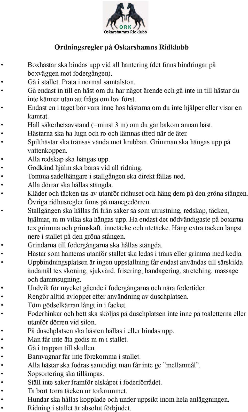 Endast en i taget bör vara inne hos hästarna om du inte hjälper eller visar en kamrat. Håll säkerhetsavstånd (=minst 3 m) om du går bakom annan häst.