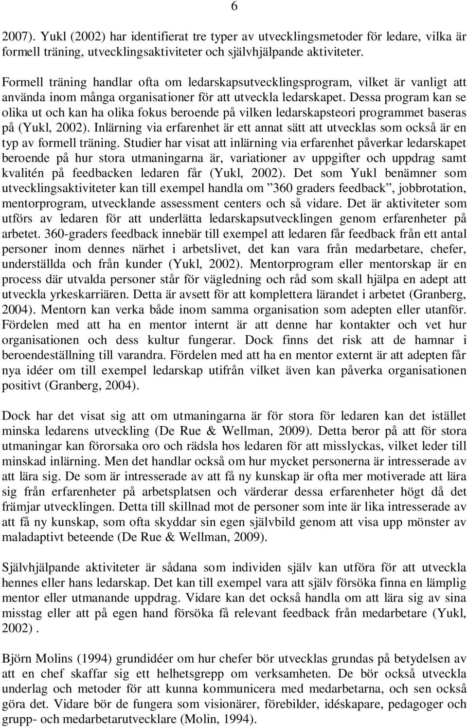 Dessa program kan se olika ut och kan ha olika fokus beroende på vilken ledarskapsteori programmet baseras på (Yukl, 2002).