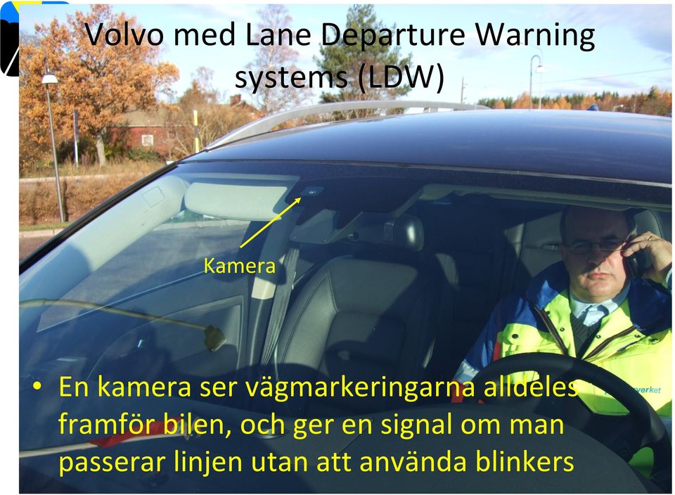 alldeles framför bilen, och ger en signal