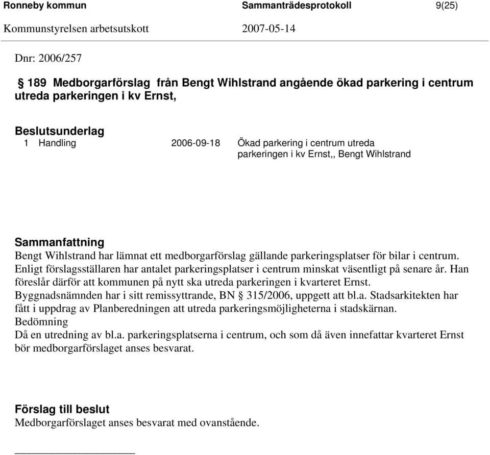 Enligt förslagsställaren har antalet parkeringsplatser i centrum minskat väsentligt på senare år. Han föreslår därför att kommunen på nytt ska utreda parkeringen i kvarteret Ernst.