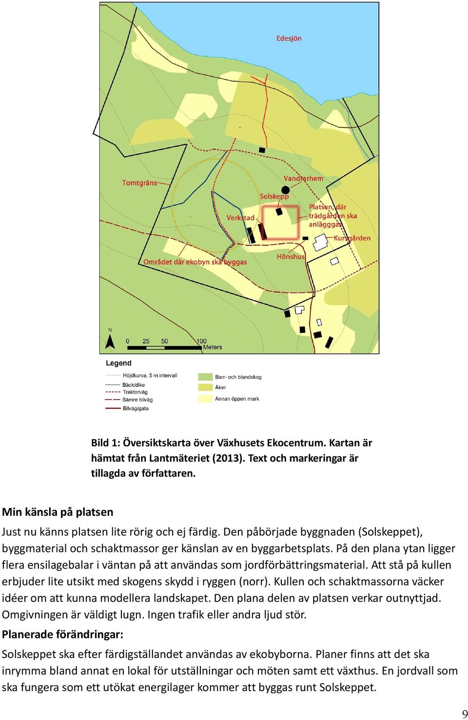 På den plana ytan ligger flera ensilagebalar i väntan på att användas som jordförbättringsmaterial. Att stå på kullen erbjuder lite utsikt med skogens skydd i ryggen (norr).