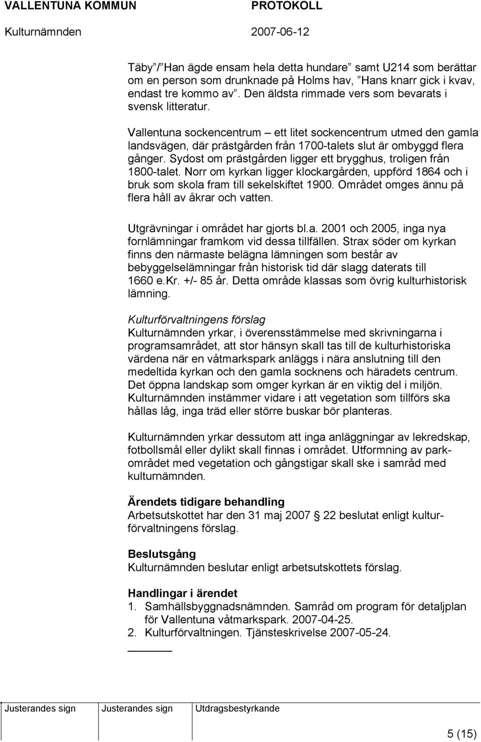 Sydost om prästgården ligger ett brygghus, troligen från 1800-talet. Norr om kyrkan ligger klockargården, uppförd 1864 och i bruk som skola fram till sekelskiftet 1900.