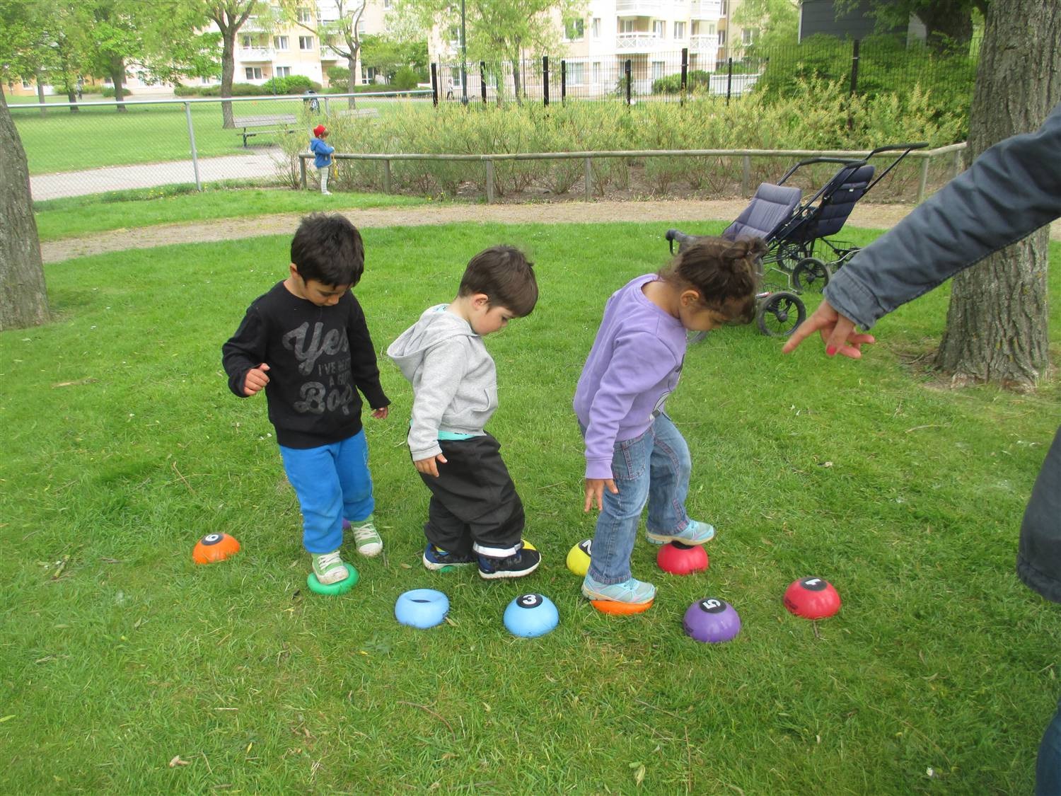 och balans plattor används. Förskolan har en utemljö som nbjuder tll lek och rörelse på olka sätt, såsom sprnga, klättra, cykla och balansera.