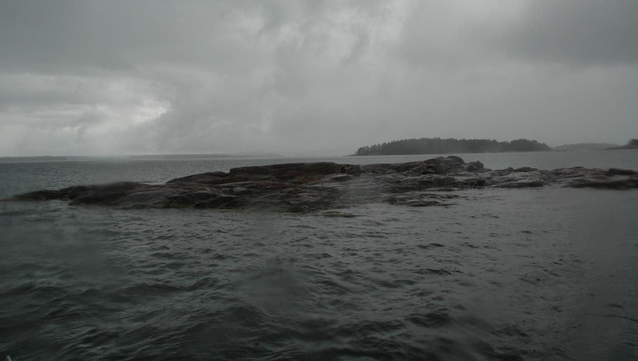 Vindkraftverk 1, 2 och 14 är placerade på grund och grynnor, se figur 4. Figur 4. Verk 1, 2 och 14. Dessa tre verk påverkar endast den marina miljön. De byggs med bergfundament under vatten.