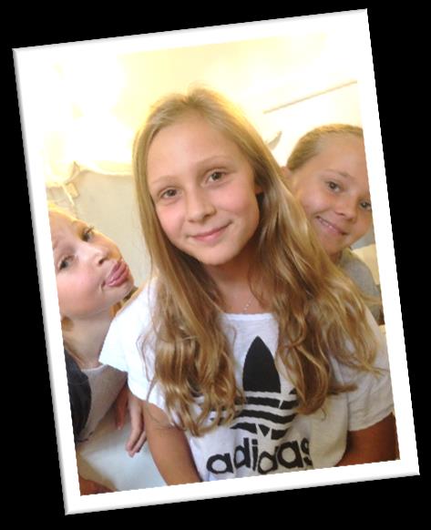 På fredag visar vi film för 6:orna i filmrummet. Vi bjuder kanske på något gott att tugga på Välkomna! Hälsar Freja, Nelly, Michaela & Abbe Nu är vi äntligen igång med teatergrupperna!