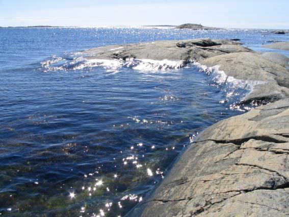 Tillsätt 1 tsk koksalt. 3. Rör om tillsätt allt löst sig. 4. Lägg bägaren på ett keramiskt nät på en trefot. 5. Värm vattnet med en bunsenbrännare. 6. Låt vattnet koka bort 7.