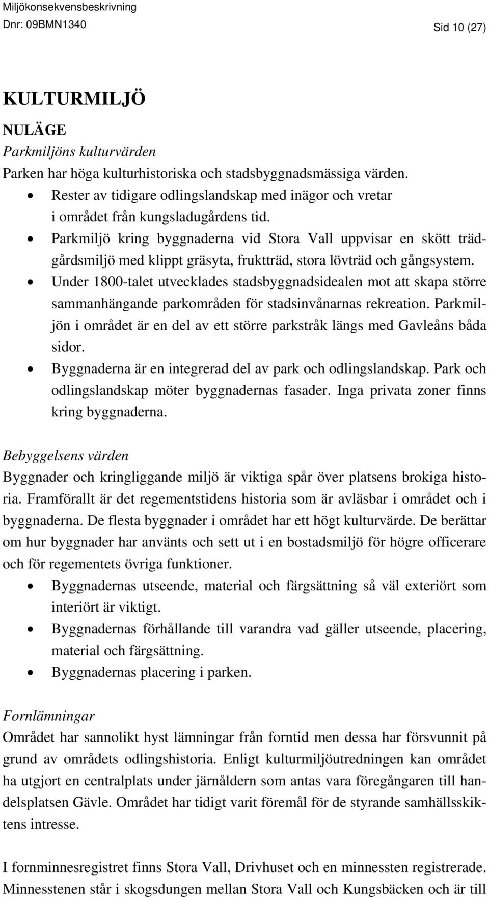 Parkmiljö kring byggnaderna vid Stora Vall uppvisar en skött trädgårdsmiljö med klippt gräsyta, fruktträd, stora lövträd och gångsystem.