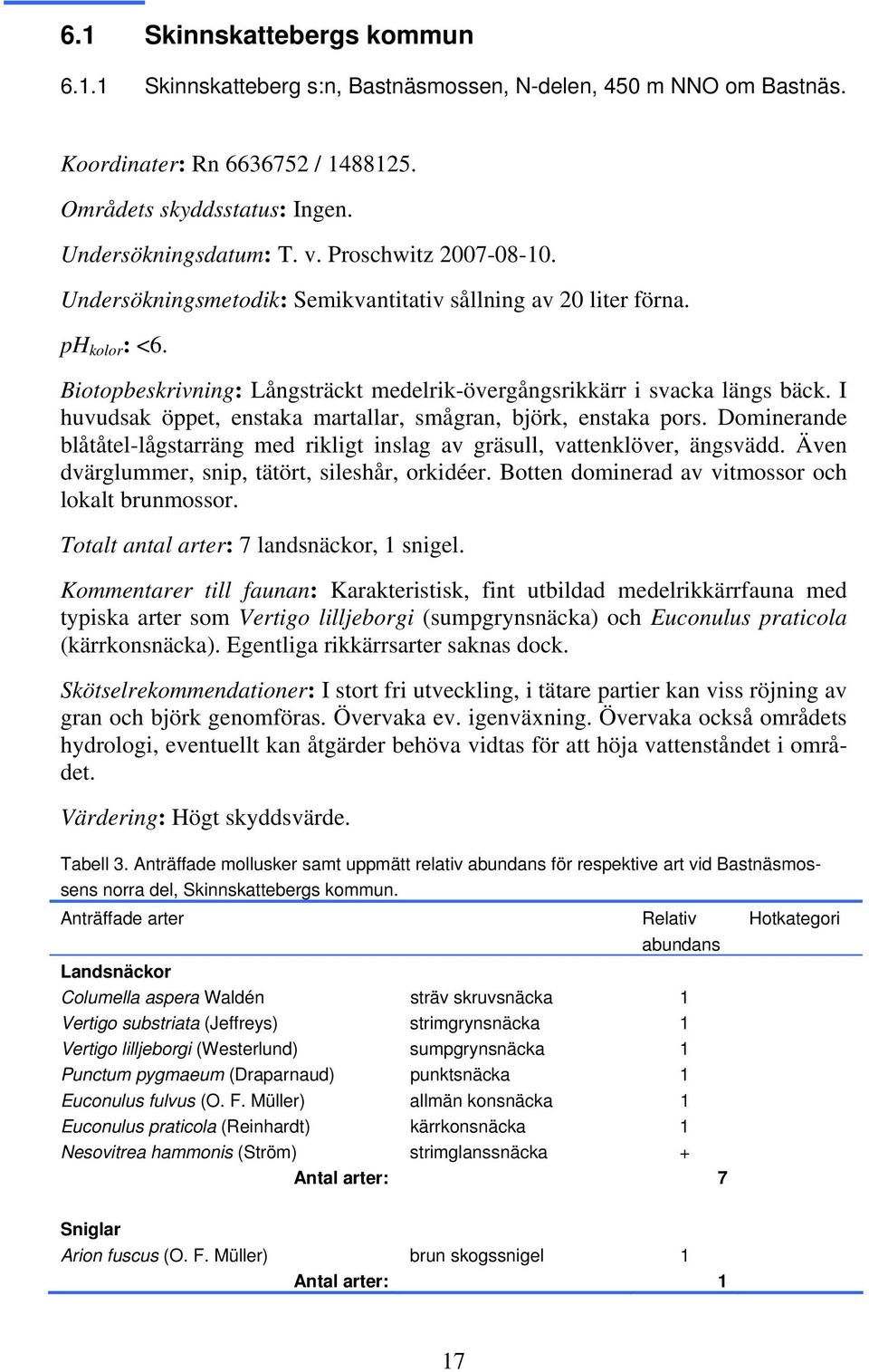 I huvudsak öppet, enstaka martallar, smågran, björk, enstaka pors. Dominerande blåtåtel-lågstarräng med rikligt inslag av gräsull, vattenklöver, ängsvädd.