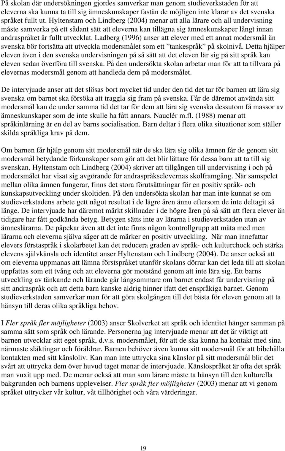 Ladberg (1996) anser att elever med ett annat modersmål än svenska bör fortsätta att utveckla modersmålet som ett tankespråk på skolnivå.