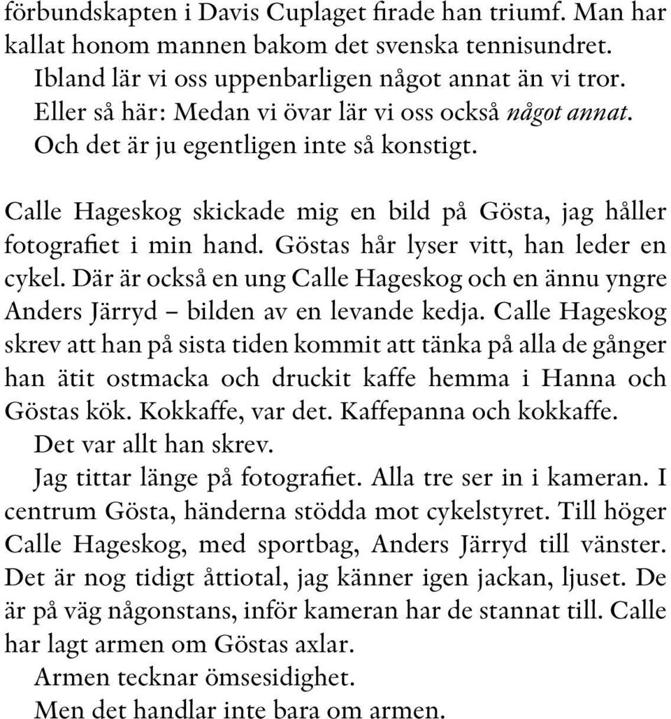 Göstas hår lyser vitt, han leder en cykel. Där är också en ung Calle Hageskog och en ännu yngre Anders Järryd bilden av en levande kedja.