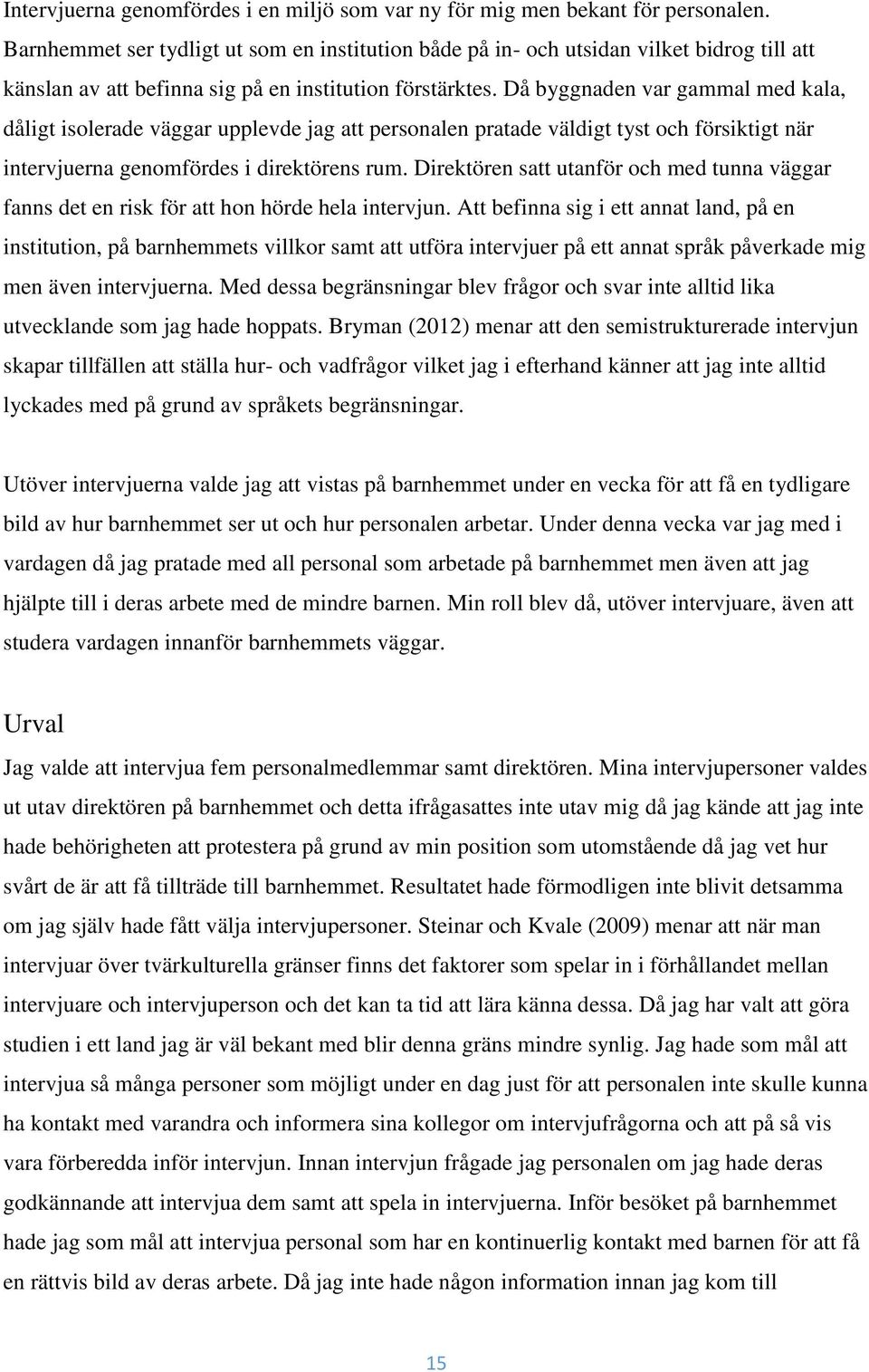 Då byggnaden var gammal med kala, dåligt isolerade väggar upplevde jag att personalen pratade väldigt tyst och försiktigt när intervjuerna genomfördes i direktörens rum.