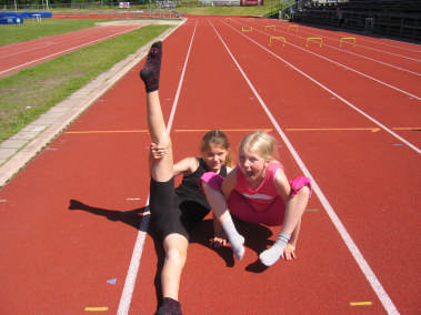 Idrottsverksamheten (forts.) Juniorer och äldre ungdomar (forts.) Vid JSM i Karlstad lyckades vi få ihop sex medaljer. Julia Wigren tog silver på 100m/h samt brons i längdhopp.