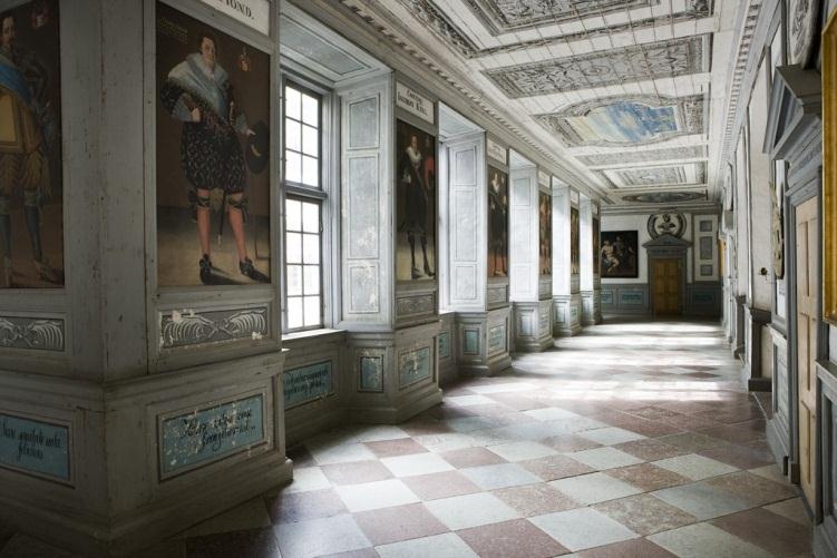 Slottets korridorer Omgång kallas de korridorer som omgärdar slottets innergård och från vilka man når de flesta rum och salar.