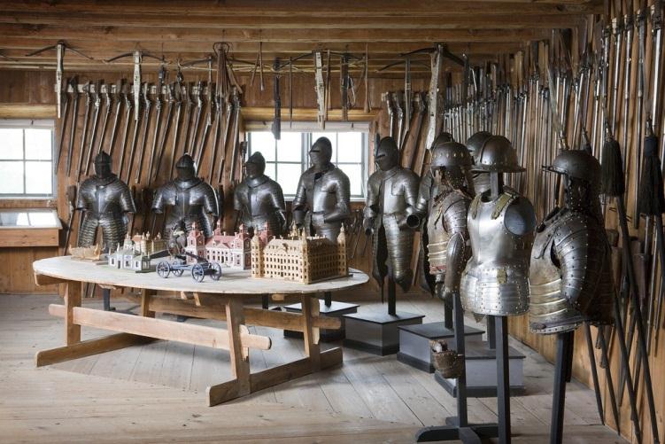 Rustkammaren I Rustkammaren finns mer än 2 000 föremål, alla samlade av Carl Gustaf Wrangel. På senvåren 1670 hängde Wrangels rustmästare, Sven Larsson upp bössor, pistoler och värjor.
