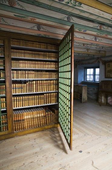 Biblioteket År 1665 lät Carl Gustaf Wrangel frakta det mesta av sitt bokbestånd från sina gods i Pommern. En stor del av böckerna hade inhandlats från bokhandlare ute i Europa.