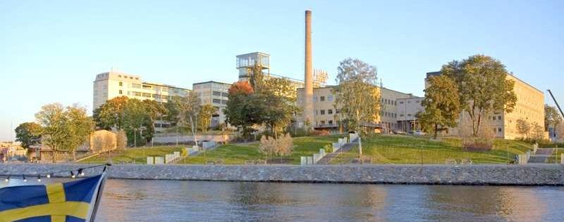 På våning 11, med milsvid utsikt mot Hammarbybacken och Sjöstaden, har ni möjlighet att uppfylla era lokaldrömmar.