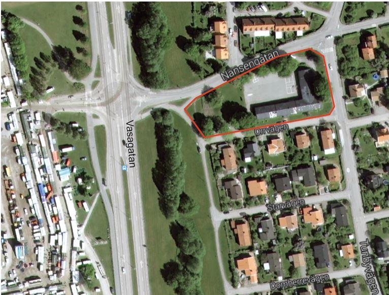 3 Områdesbeskrivning Planområdet ligger cirka 400 meter norr om Europaväg 18 och cirka 950 meter söder om Norrleden. I anslutning till Kv. Orren 9 ligger Vasagatan som en primär farligt godsled.