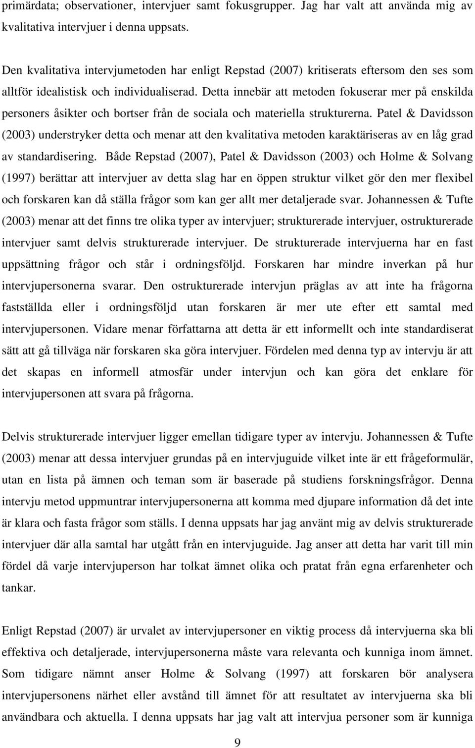 Detta innebär att metoden fokuserar mer på enskilda personers åsikter och bortser från de sociala och materiella strukturerna.