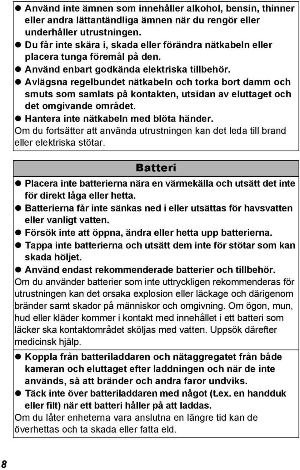 Avlägsna regelbundet nätkabeln och torka bort damm och smuts som samlats på kontakten, utsidan av eluttaget och det omgivande området. Hantera inte nätkabeln med blöta händer.