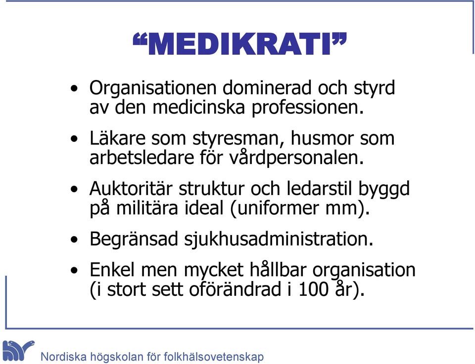 Auktoritär struktur och ledarstil byggd på militära ideal (uniformer mm).