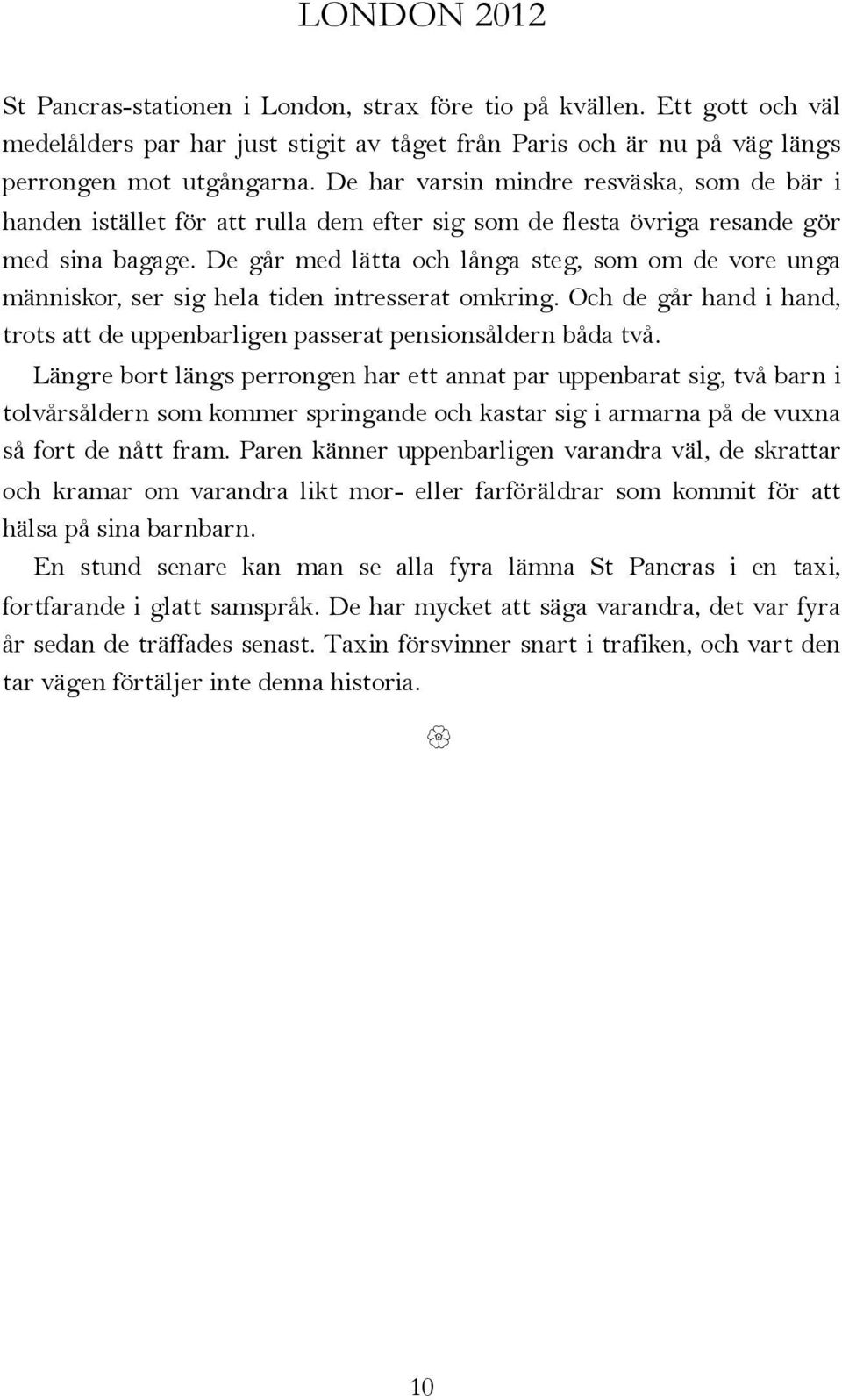 De går med lätta och långa steg, som om de vore unga människor, ser sig hela tiden intresserat omkring. Och de går hand i hand, trots att de uppenbarligen passerat pensionsåldern båda två.