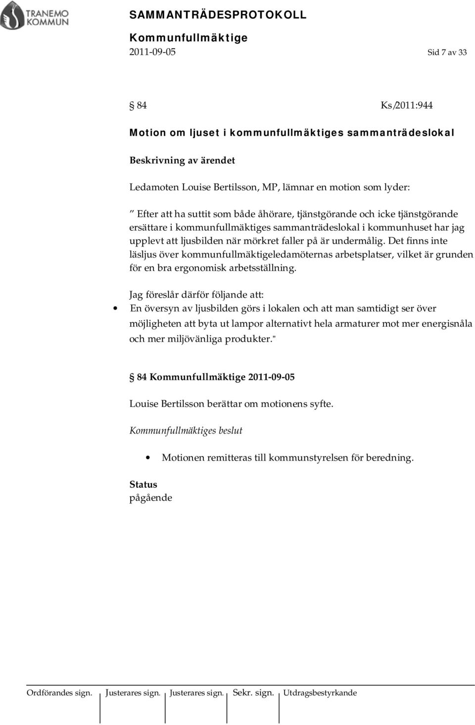 Det finns inte läsljus över kommunfullmäktigeledamöternas arbetsplatser, vilket är grunden för en bra ergonomisk arbetsställning.