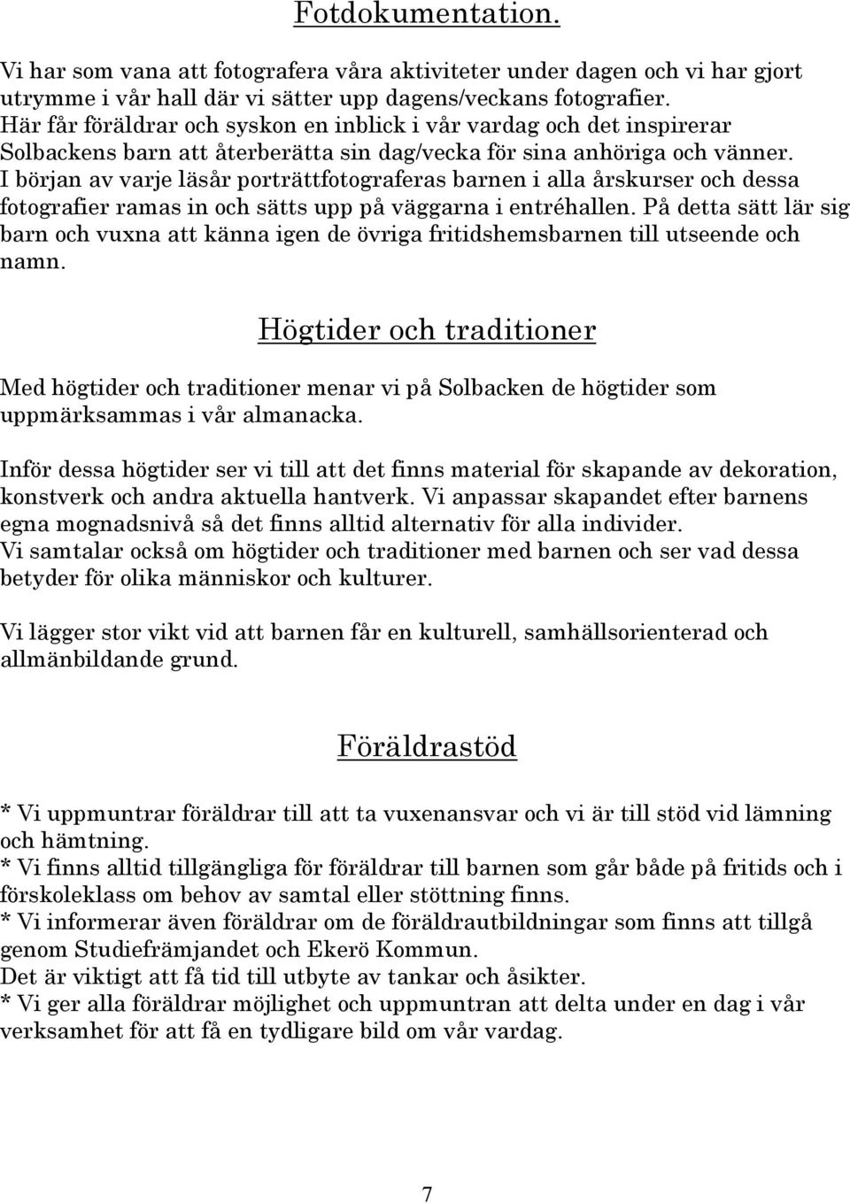 I början av varje läsår porträttfotograferas barnen i alla årskurser och dessa fotografier ramas in och sätts upp på väggarna i entréhallen.