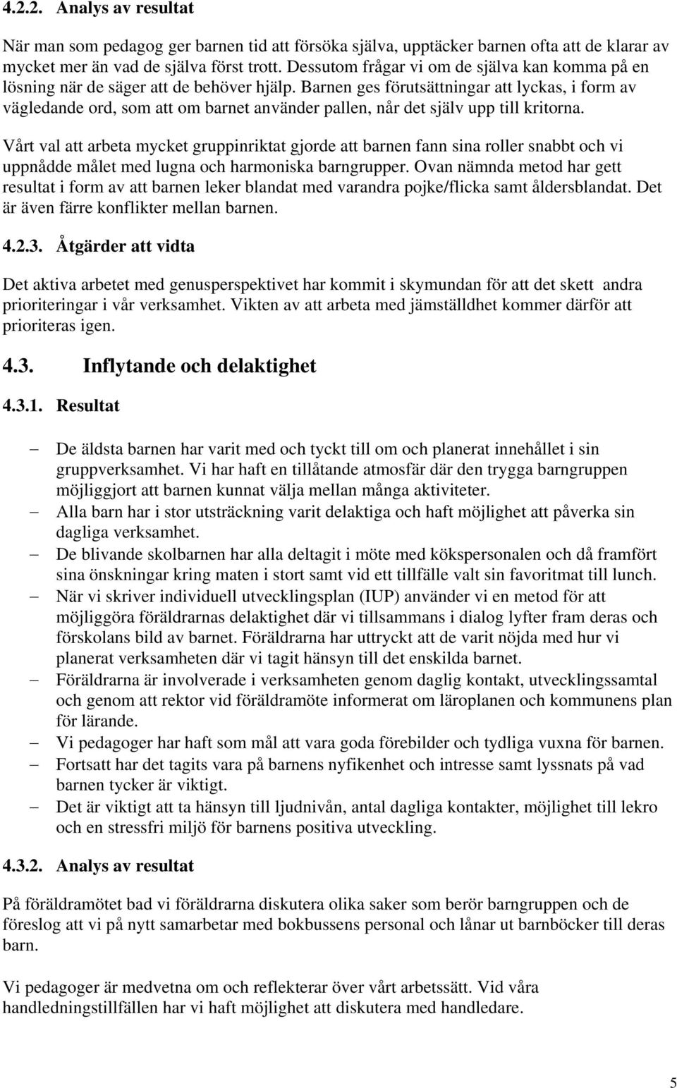 Barnen ges förutsättningar att lyckas, i form av vägledande ord, som att om barnet använder pallen, når det själv upp till kritorna.