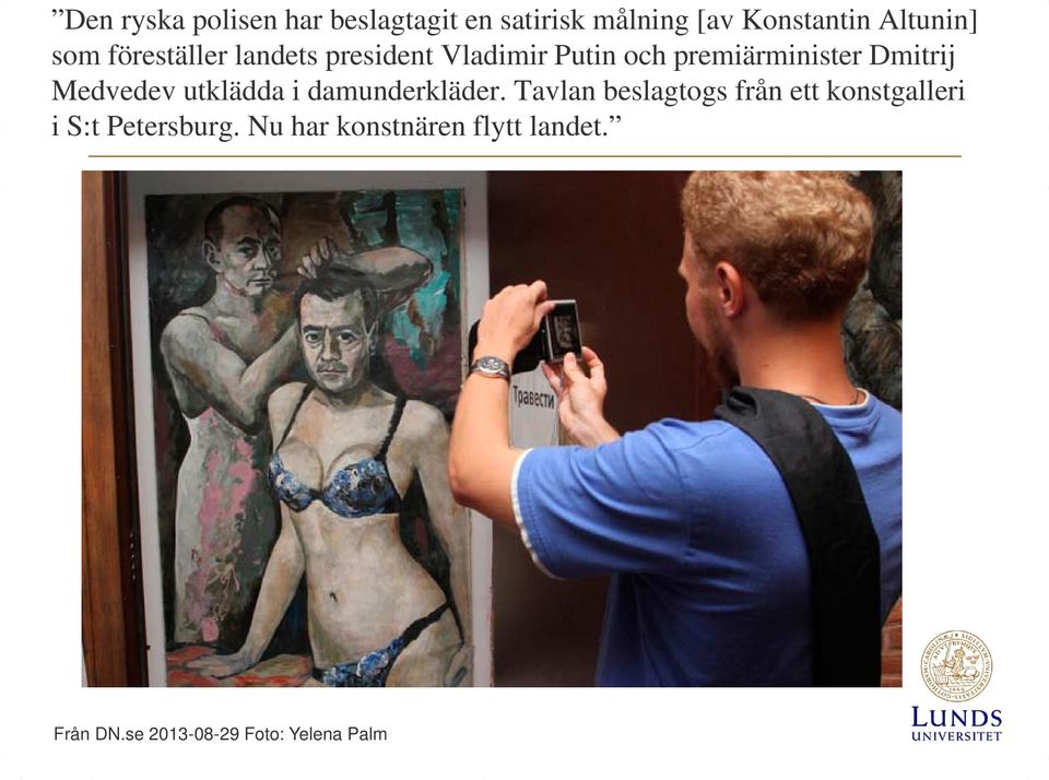 Medvedev utklädda i damunderkläder.