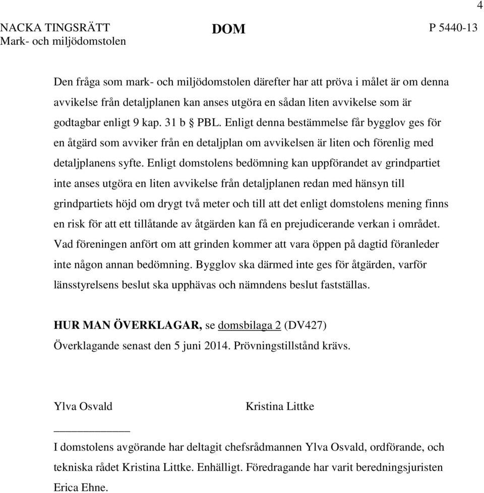 Enligt domstolens bedömning kan uppförandet av grindpartiet inte anses utgöra en liten avvikelse från detaljplanen redan med hänsyn till grindpartiets höjd om drygt två meter och till att det enligt