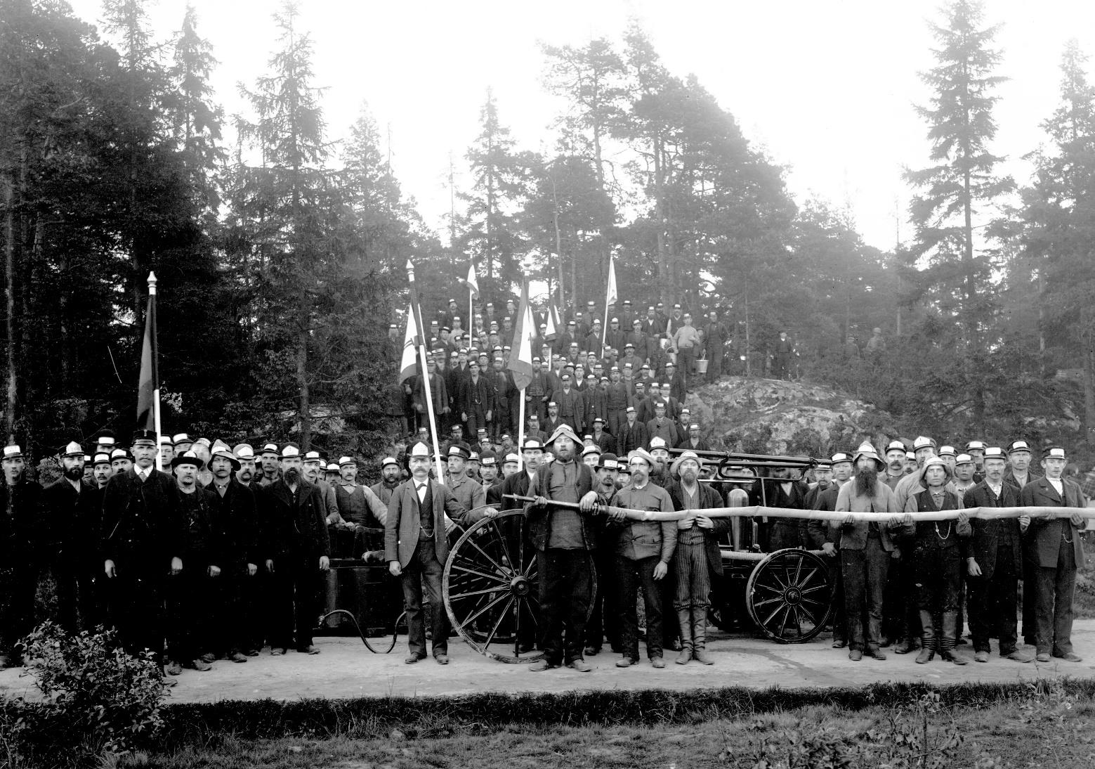 Sprutmönstring i Strömslund. Sex sprutlag med sprutor och fanor har samlats.