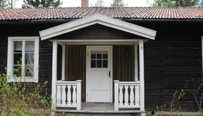 Län Västerbotten Gatuadress Kommun Malå Storlek 3 rum (2 sovrum) / 0 m² Tillträde tidigast Enligt överenskommelse " Byggnaden ger ett genuint intryck av gammal tradition.