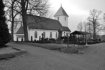 Den andra kyrkoruinen, Börringe kyrkoruin, ligger i Norra Börringe by inbäddad i grönska på en kulle.